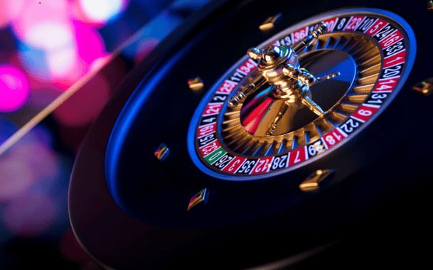Bingo card ပေါ် ဂဏန်းများ marked ထားသော မြန်မာ Online Bingo ကစားနေသောမြင်ကွင်း
