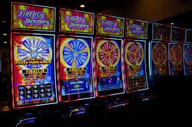 မြန်မာ အားကစား ပွဲများ mobile betting interface ဖြင့် live watch ပြီး bet တင်နေသောမြင်ကွင်း